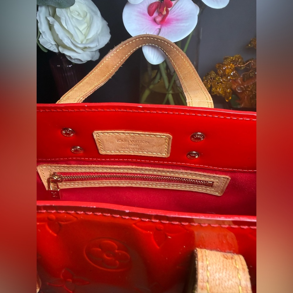 Authentic Louis Vuitton Reade PM handbag in Red Monogram Vernis patent leather. - Picture 8 of 11